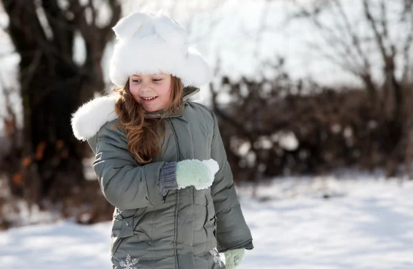 Porträtt ung flicka i vinter park — Stockfoto