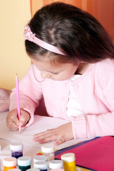 Niedliche kleine Mädchen malen — Stockfoto