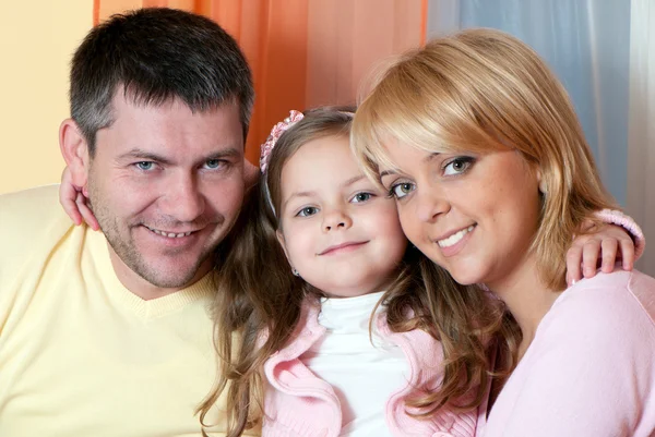 Portret gelukkig familie binnen huis — Stockfoto