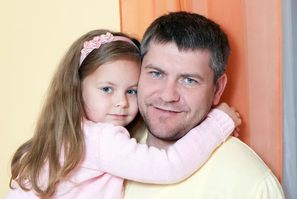 Otec a dcera doma — Stock fotografie