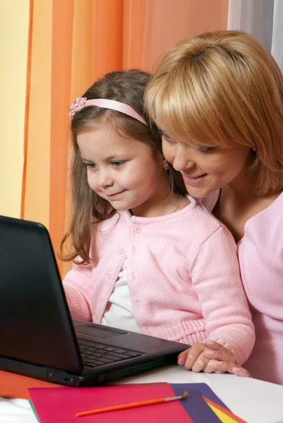 Bild på glada mor och barn med bärbar dator — Stockfoto