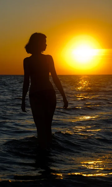 Oceano mulher ao nascer do sol luz — Fotografia de Stock