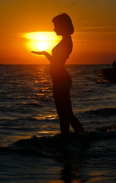 Oceano donna in luce del sole — Foto Stock