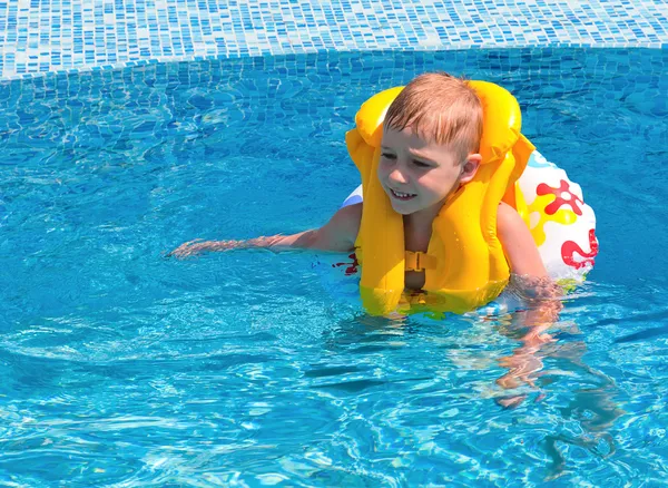 Šťastný chlapec v bazénu — Stock fotografie