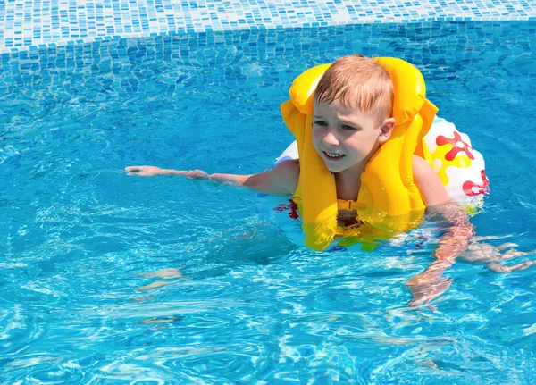 Szczęśliwy chłopiec przy basenie — Zdjęcie stockowe