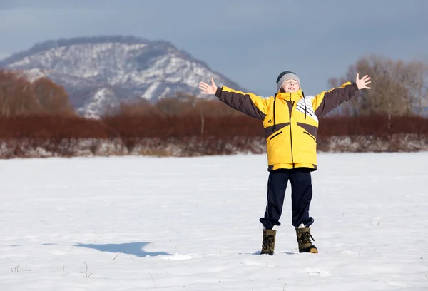 Ευτυχισμένο παιδί στο πάρκο του χειμώνα — Φωτογραφία Αρχείου