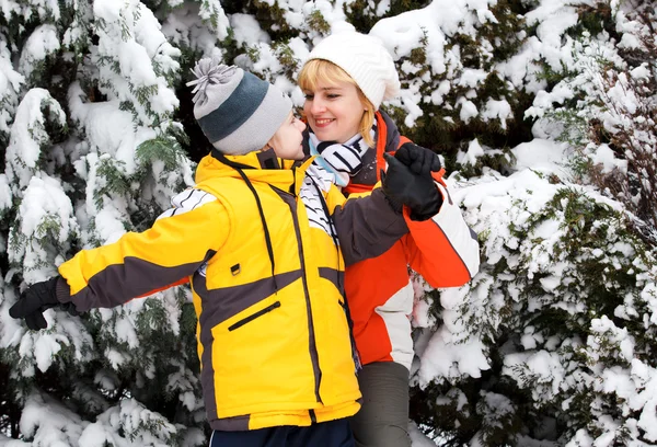 Matka a syn si pochutnávají krásný zimní den — Stock fotografie