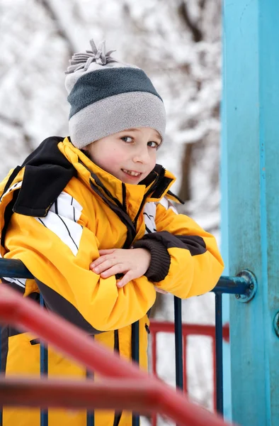 Retrato do menino em um parque infantil — Fotografia de Stock