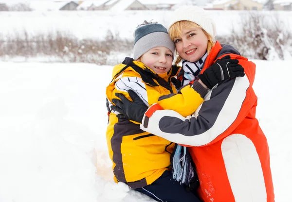 Anya és fia, élvezi, szép téli nap — Stock Fotó