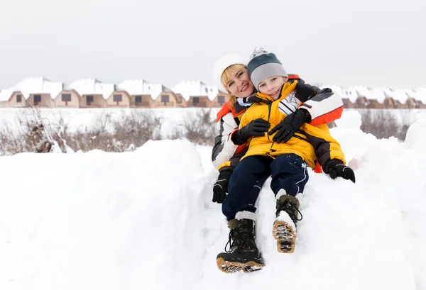 Jeune mère et son fils profitant d'une belle journée d'hiver en plein air — Photo