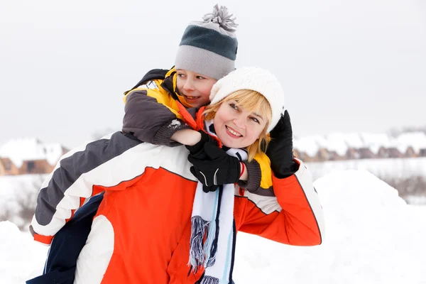 Matka a syn si pochutnávají krásný zimní den — Stock fotografie