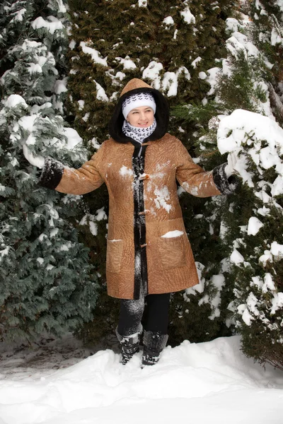 Portré fiatal lány a téli parkban — Stock Fotó