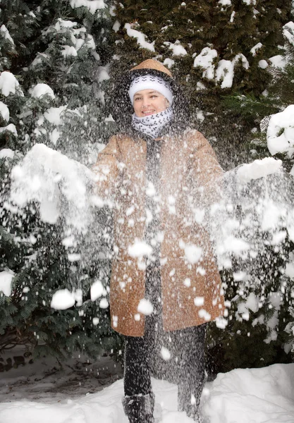Portret młoda dziewczyna w zimowym parku — Zdjęcie stockowe