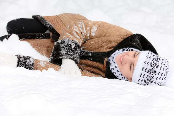 Bella donna in neve all'aperto — Foto Stock
