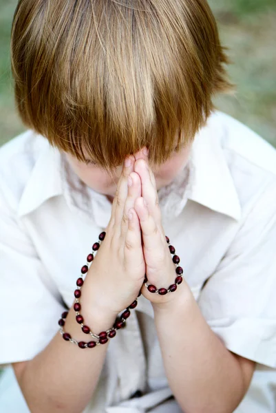 Młody chłopak, modląc się na zewnątrz — Zdjęcie stockowe