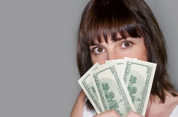 Portrét ženy drží peníze v ruce — Stock fotografie
