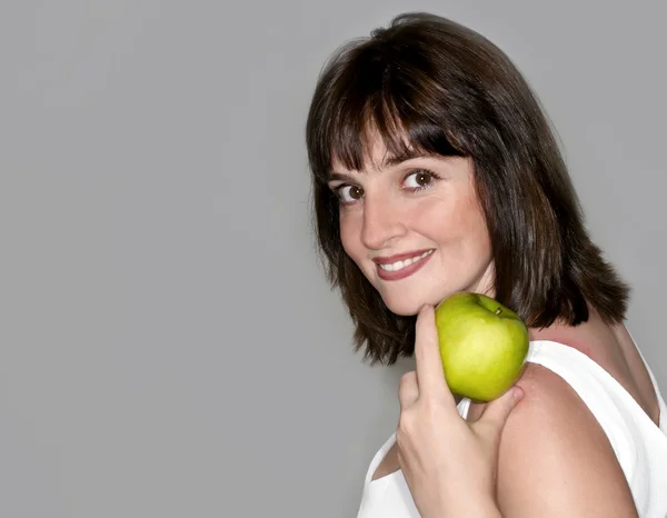 Ritratto di giovane donna di bellezza con mela verde isolata — Foto Stock
