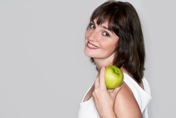 Retrato de joven mujer de belleza con manzana verde —  Fotos de Stock