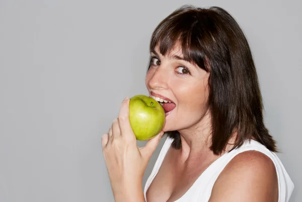 Retrato de joven mujer de belleza con manzana verde — Foto de Stock