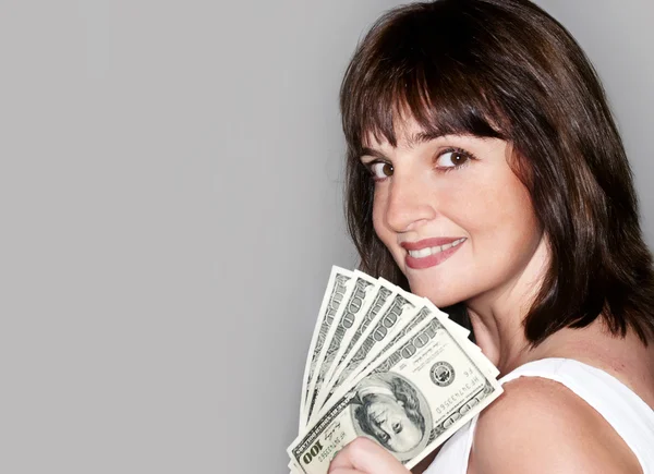 Retrato de mulher segurando dinheiro na mão — Fotografia de Stock