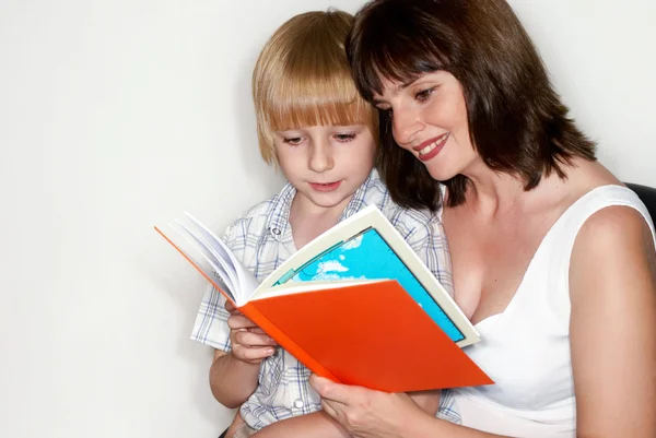 Anya a fiával, olvasta a könyvet — Stock Fotó