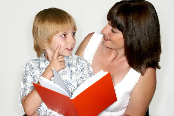 Mamma med son läser boken — Stockfoto