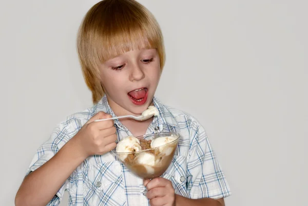El niño come helado. — Foto de Stock