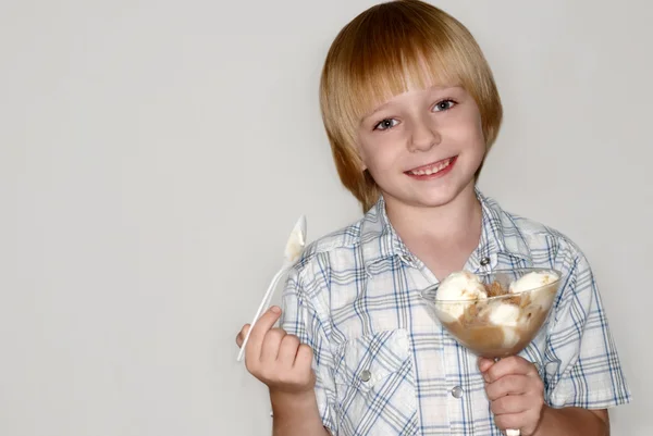 Gyermek eszik fagylaltot — Stock Fotó