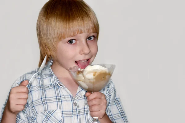 어린이가 먹는 아이스크림 — 스톡 사진