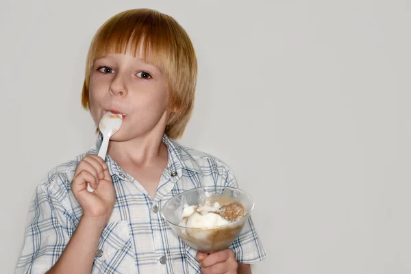Kind eet ijs — Stockfoto