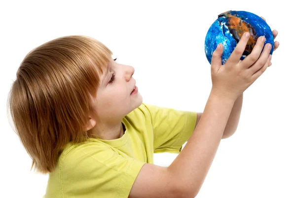 Küçük çocuk holding dünya — Stok fotoğraf