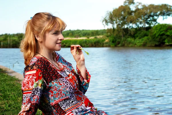 Красивая женщина отдыхает на берегах реки — стоковое фото