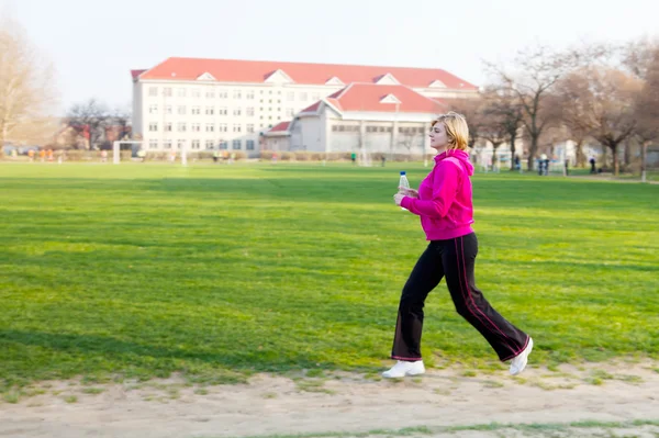 Mujer corriendo en el parque —  Fotos de Stock