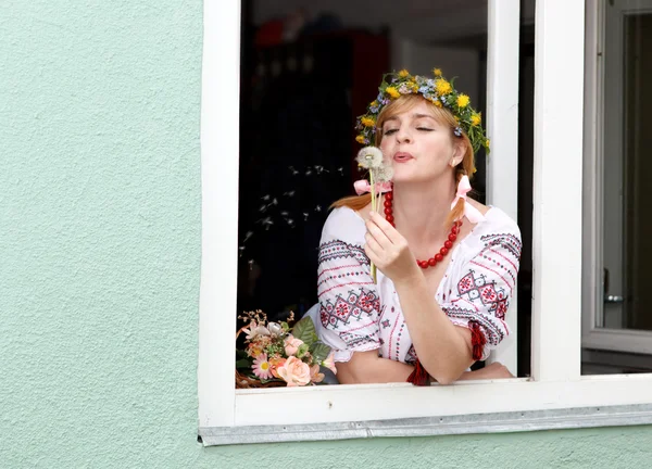 Porträtt glad ukrainska kvinna i fönstret — Stockfoto