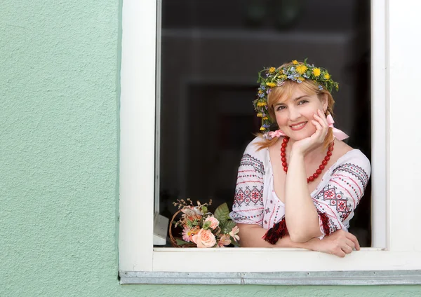 在窗口中的肖像快乐的乌克兰女人 — 图库照片