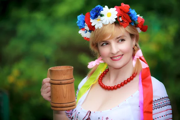 Ukrainska kvinna med en trä mugg — Stockfoto