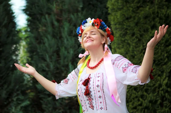 Portret gelukkig Oekraïense vrouw — Stockfoto