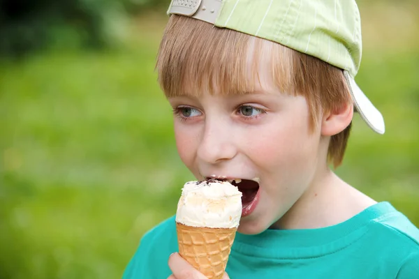 Retrato um menino comendo um saboroso sorvete — Fotografia de Stock
