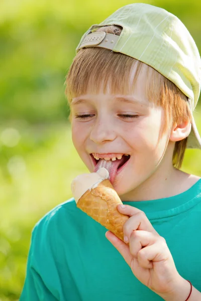 Portre lezzetli dondurma yiyen bir genç çocuk — Stok fotoğraf