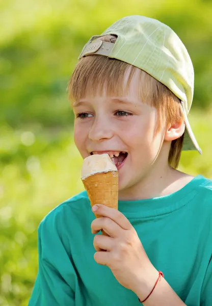 一个年轻的男孩，吃美味的冰淇淋的肖像 — 图库照片
