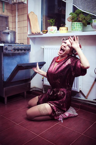 Шокована домогосподарка на кухні щось випікає — стокове фото