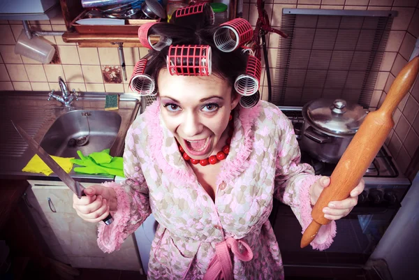 Verrückte Hausfrau in der Küche — Stockfoto