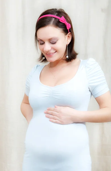 Молода жінка вагітна — стокове фото