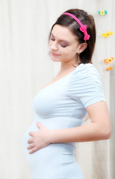 Mladá žena těhotná — Stock fotografie