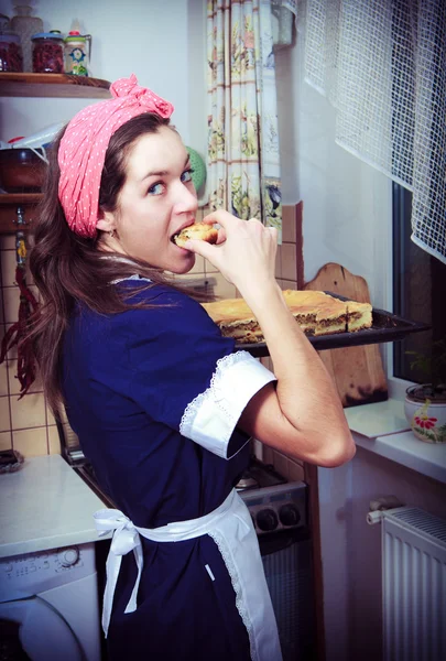 Junge Hausfrau mit Kuchen in der Küche — Stockfoto