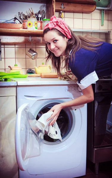 Ama de casa joven con lavadora y toallas . —  Fotos de Stock