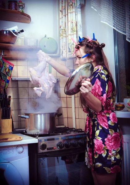 La casalinga sciocca con carcassa di una gallina in mano — Foto Stock