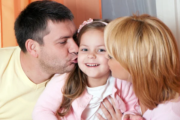 Pais beijando filha retrato olhando muito feliz — Fotografia de Stock