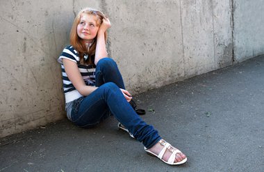 sokakta oturan mutlu genç kız portresi