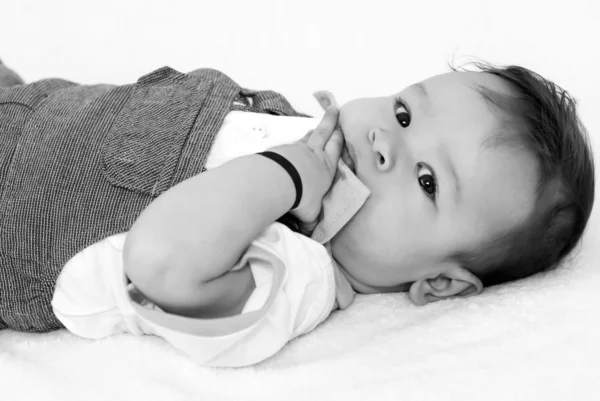Adorable bebé sobre un fondo blanco — Foto de Stock